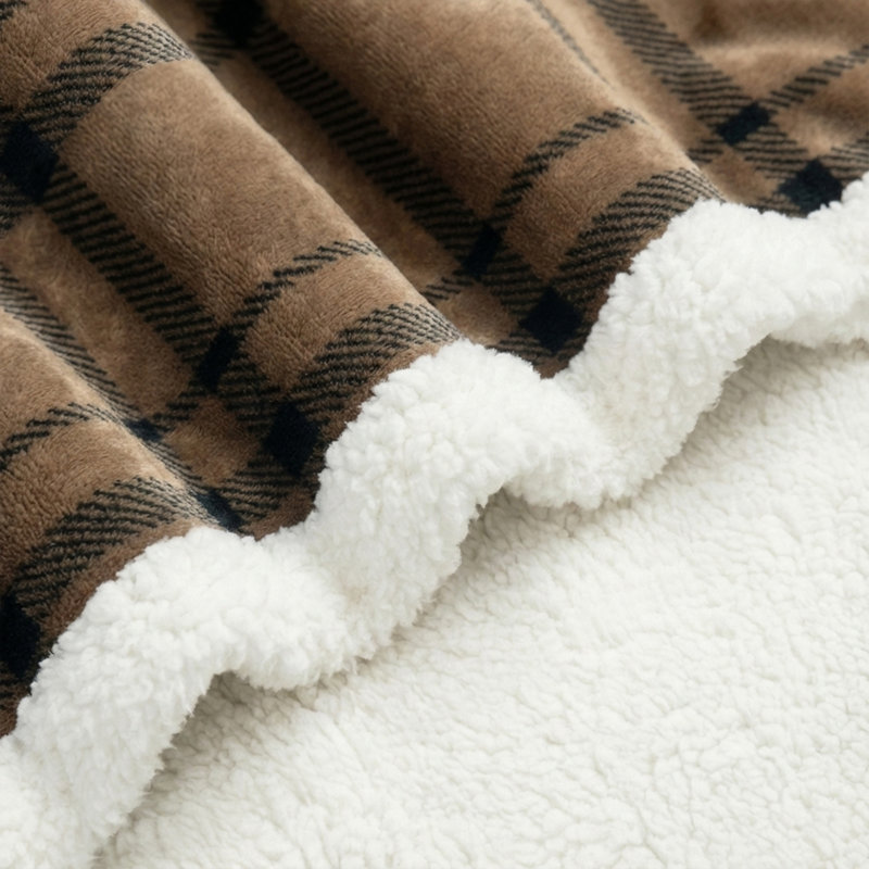 Jeté en molleton et revers Sherpa Americanflat - 50 x 60 pouces à carreaux Tattersall Classic - Housse de canapé confortable ultra douce - Conception réversible chaleureuse - Brun