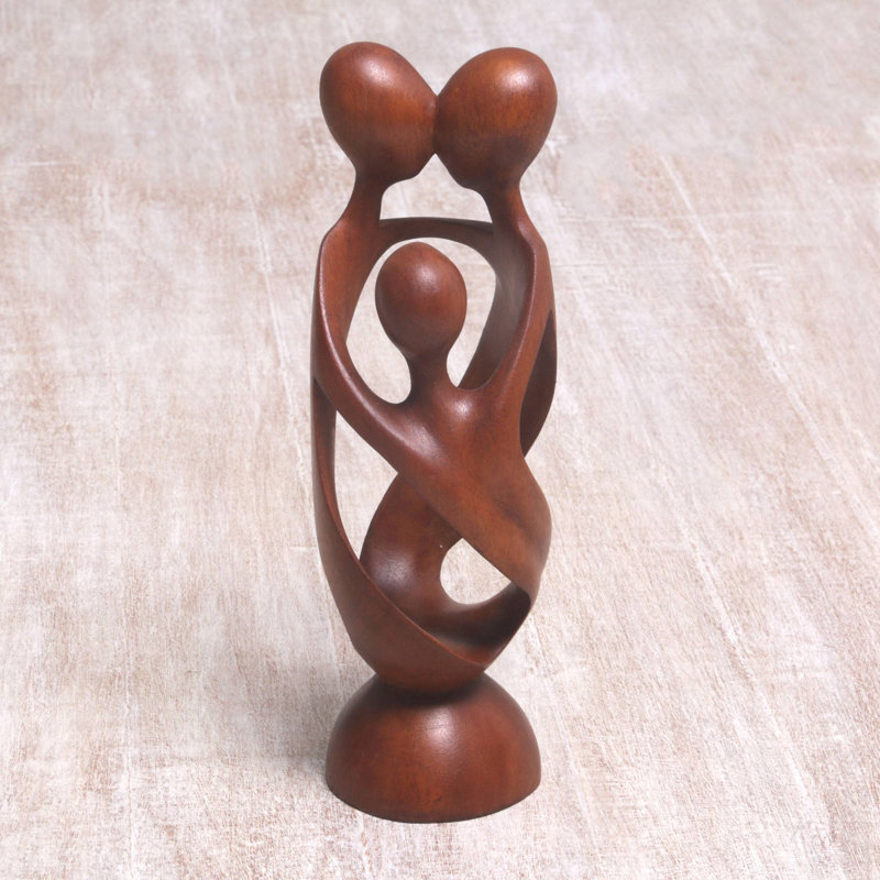 Statue de famille en bois en spirale Piara