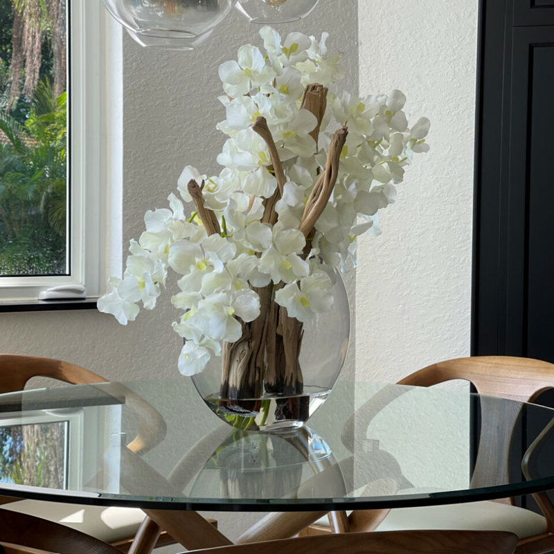 Arrangement d'orchidées dans un vase