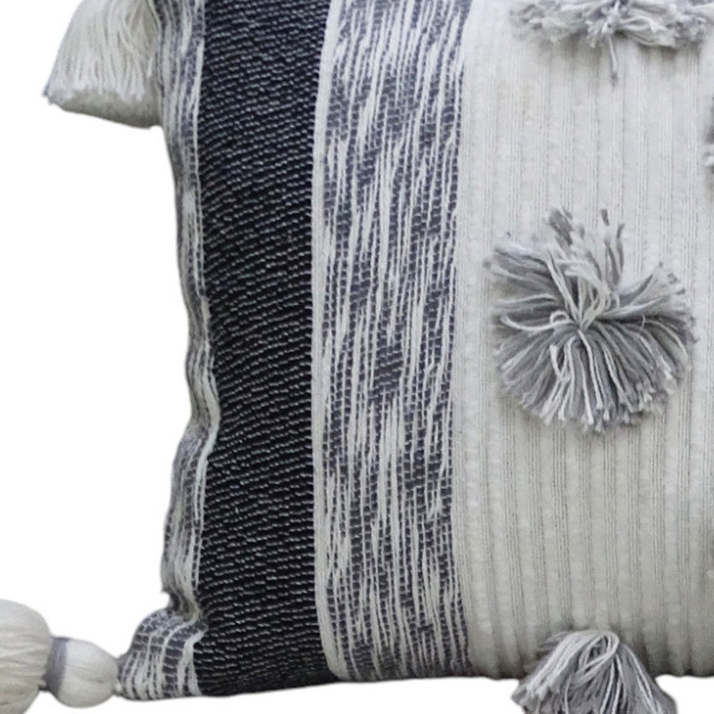 Coussin lombaire 14 po x 24 po à rayures blanches et grises en mélange de coton avec pompons et pompons
