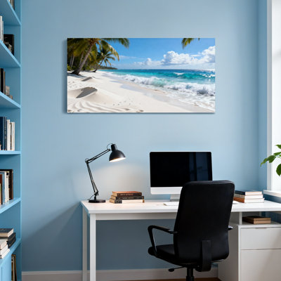Paysage et nature plage tropicale avec palmiers et vagues de l'océan