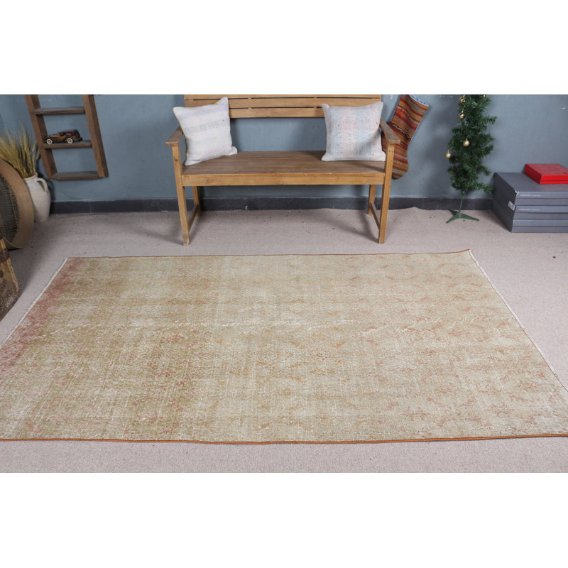 Tapis turc tissé à la main dans des tons neutres avec des motifs subtils, idéal pour tout espace de vie