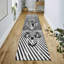 Tapis doux non tissé à motif floral traditionnel dans des tons de terre riches, parfait pour ajouter une touche d'élégance classique à n'importe quelle pièce-114334676