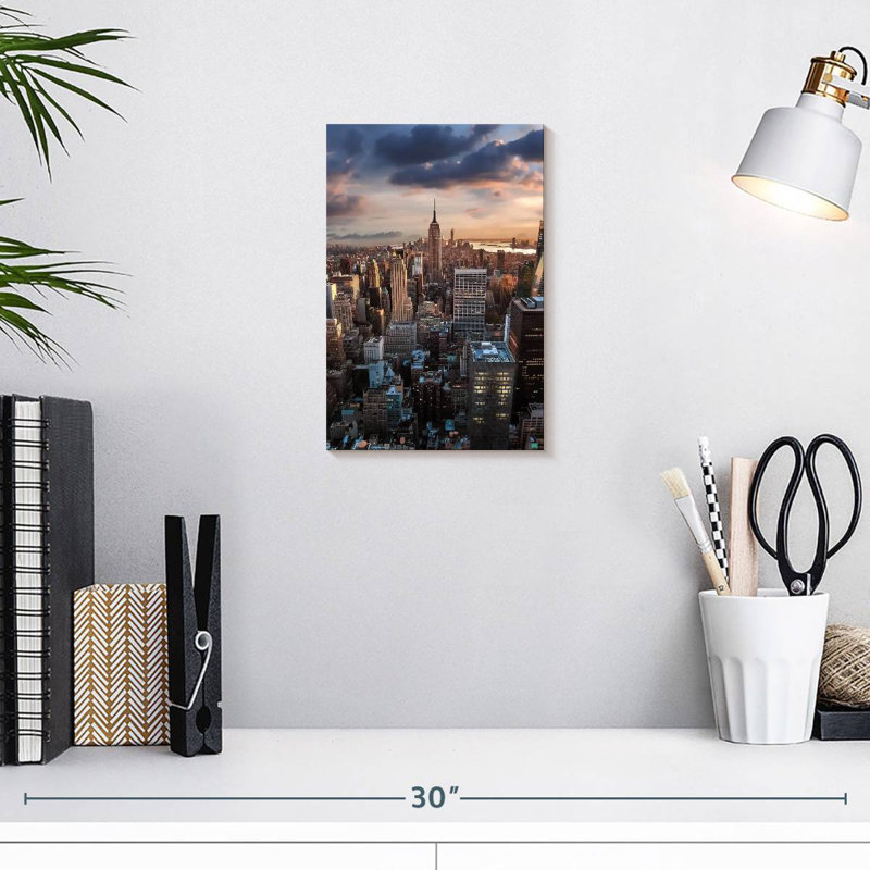 Lilie, vue sur le paysage urbain de New York, H 12 po x l 8 po