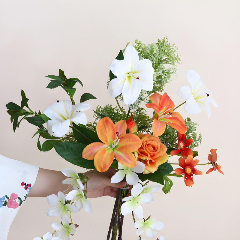 Ornements de fleurs simulées