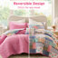 Couette rose à motifs floraux et à rayures audacieux, réversible pour une décoration polyvalente, en microfibre douce. Face avant patchwork ludique, revers uni apaisant. Confortable et facile à superposer.