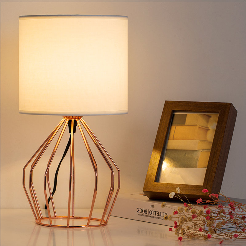 Lampe de table en métal doré rose avec abat-jour en lin