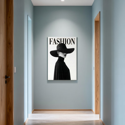 Mannequin en chapeau noir et cape