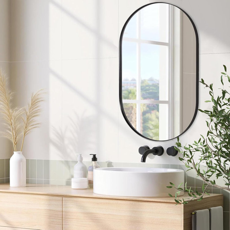 Miroir de salle de bain Kaitlee Cadre en acier inoxydable, 38 po x 26 po, Noir mat, Pilule