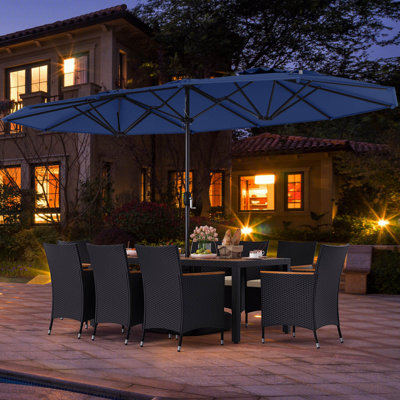 Ensemble de 11 chaises de patio en osier avec parasol double face et 8 chaises empilables