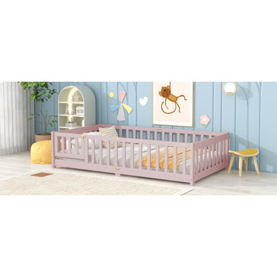 Lit simple au sol avec clôture et porte, lit en bois d'hévéa avec garde-corps de sécurité, rose 