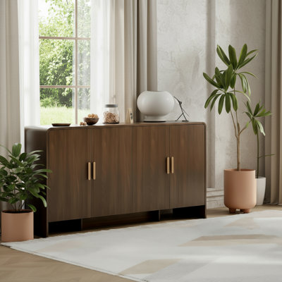 Ce buffet de style champêtre de couleur noyer présente un design incurvé, quatre portes et des tablettes réglables. Il offre un grand espace de rangement et peut également être utilisé comme armoire à café, convenant aux salons, salles à manger, cuisines et couloirs.