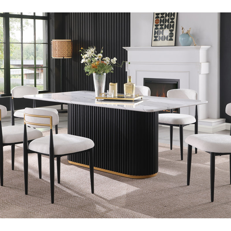 Table de salle à manger 69 pouces rectangulaire en faux marbre, base en métal noir Wave avec garniture dorée, sièges 4-6 pour la cuisine et la salle à manger