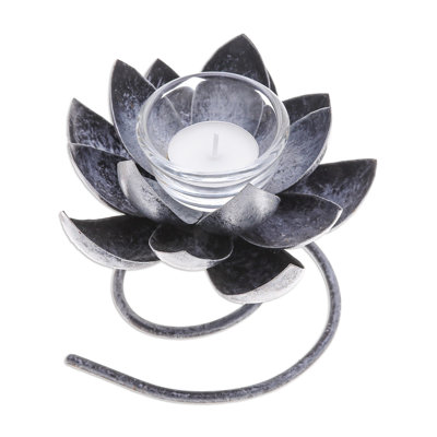 Photophore en fer et fer à la main Novica Lotus