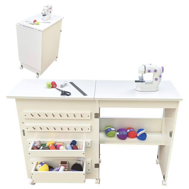 Table de couture pliante, table de machine à coudre compacte, station de travail polyvalente et bureau d'appoint avec roues verrouillables, tablettes de rangement, plateaux de rangement, chevilles, verrous magnétiques