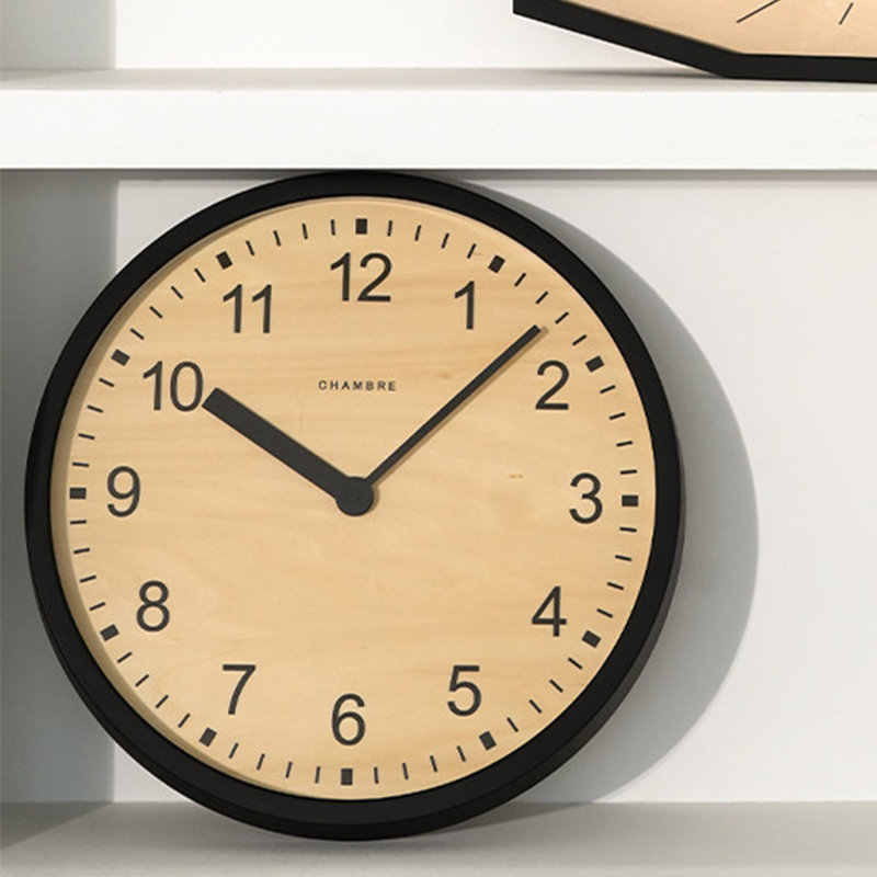 Horloge murale ronde à cadran en bois naturel et cadre noir