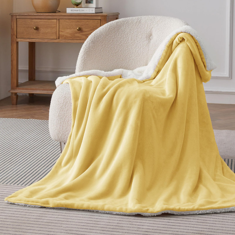 Bedsure GentleSoft™ Sherpa Blanket – Thick All-Season Warm Bed Blanket – Ideal Gift for College Students, Queen, Straw