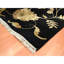 Tapis oriental noir, onyx 8 pi 2 po x 10 pi, motif botanique sans bordure, mi-laine et mi-soie, tissé dense, velours doux, noué à la main