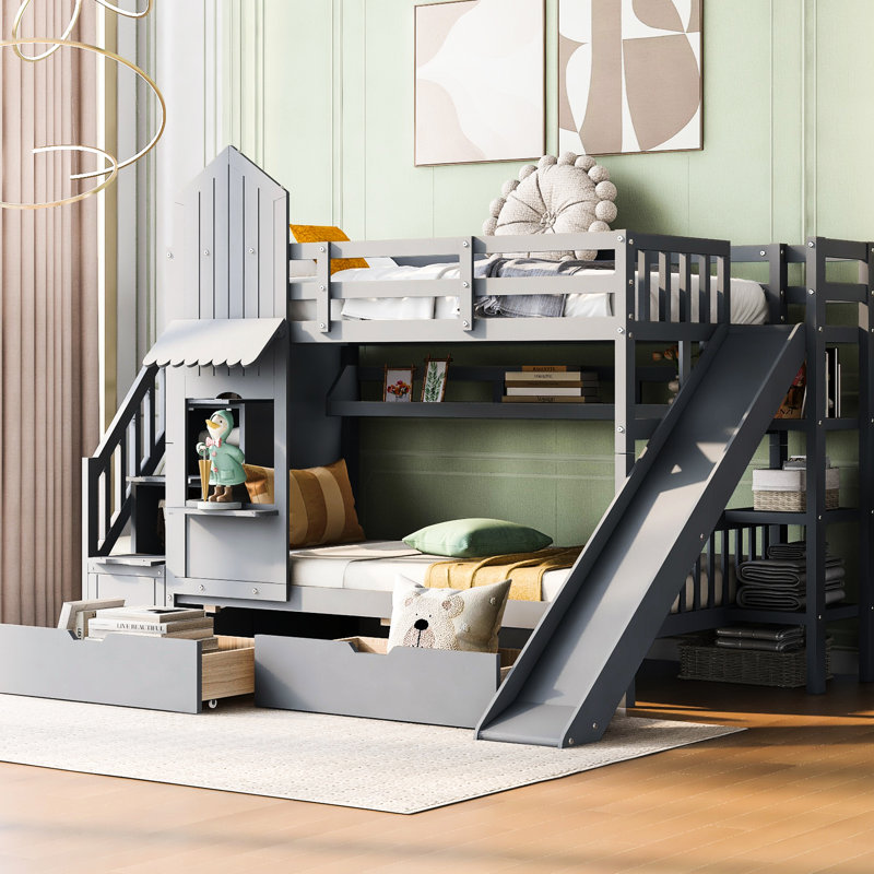 Lit superposé Twintwin avec glissade, 2 tiroirs gris, 3 tablettes et une glissoire. Structure en pin stable. Pour plus de 6 ans. Aucun matelas fourni