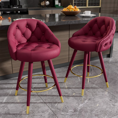 Ensemble de 2 tabourets de bar pivotants, tabourets de bar à hauteur de comptoir avec dossier, tabourets de bar capitonnés en velours de 26 po pour îlot de cuisine avec pieds et repose-pieds en bois, rouge