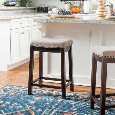 Tabouret de comptoir 24 po, siège beige avec pieds en noyer foncé