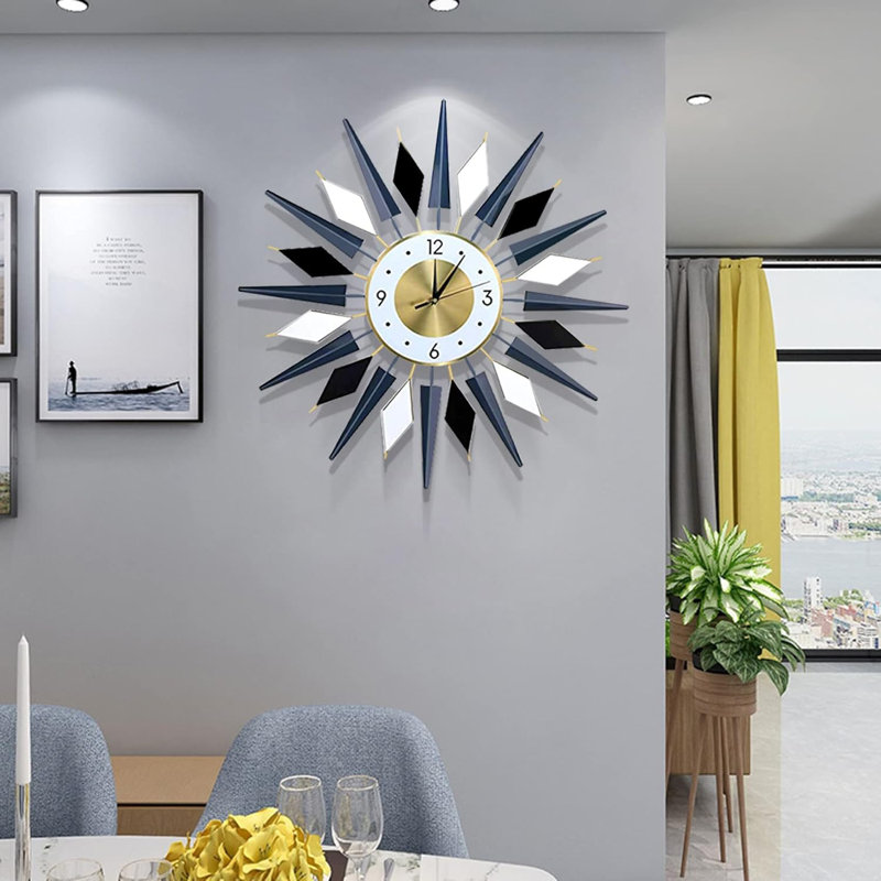 Grande horloge murale en métal Karns, 28" x 28"