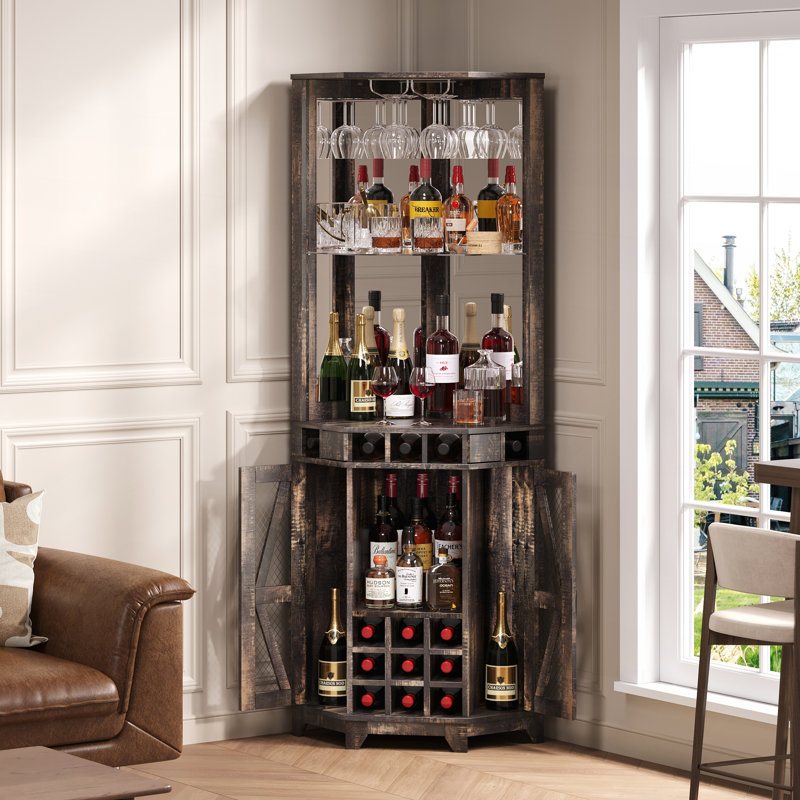 Armoire de bar de style campagnard haute avec porte de grange, miroir en acrylique et support en verre pour une utilisation efficace de l'espace