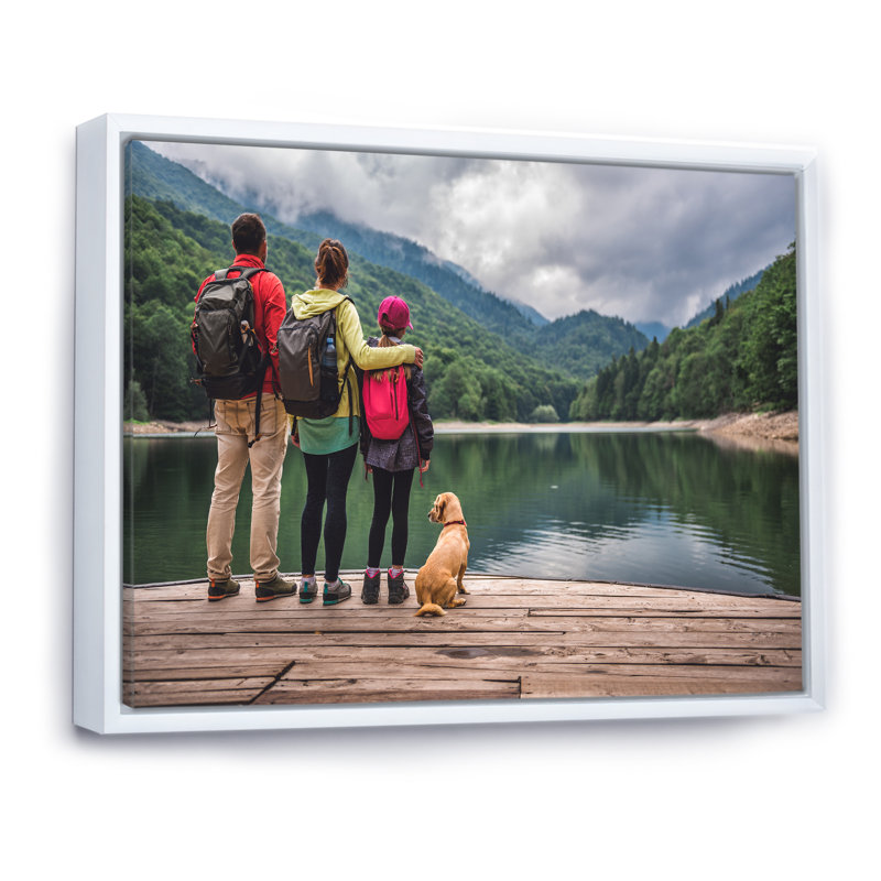 «Family Outing Adventure» sur toile, H 24 po x l 32 po x P 1 po, Cadre flottant blanc