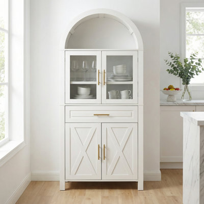 Grand garde-manger en verre arqué avec tablettes réglables et solution de rangement de style campagnard pour la salle à manger de la cuisine