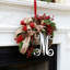 Élégante couronne de Noël avec monogramme personnalisé, baies rouges, pommes de pin et nœud «Jingle Bells» - décoration de porte parfaite pour les Fêtes