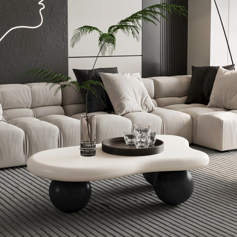 Table basse en forme de nuage avec 3 pieds sphériques avec plateau blanc et pieds noirs, H 11,7 po x l 40 po x P 26,8 po