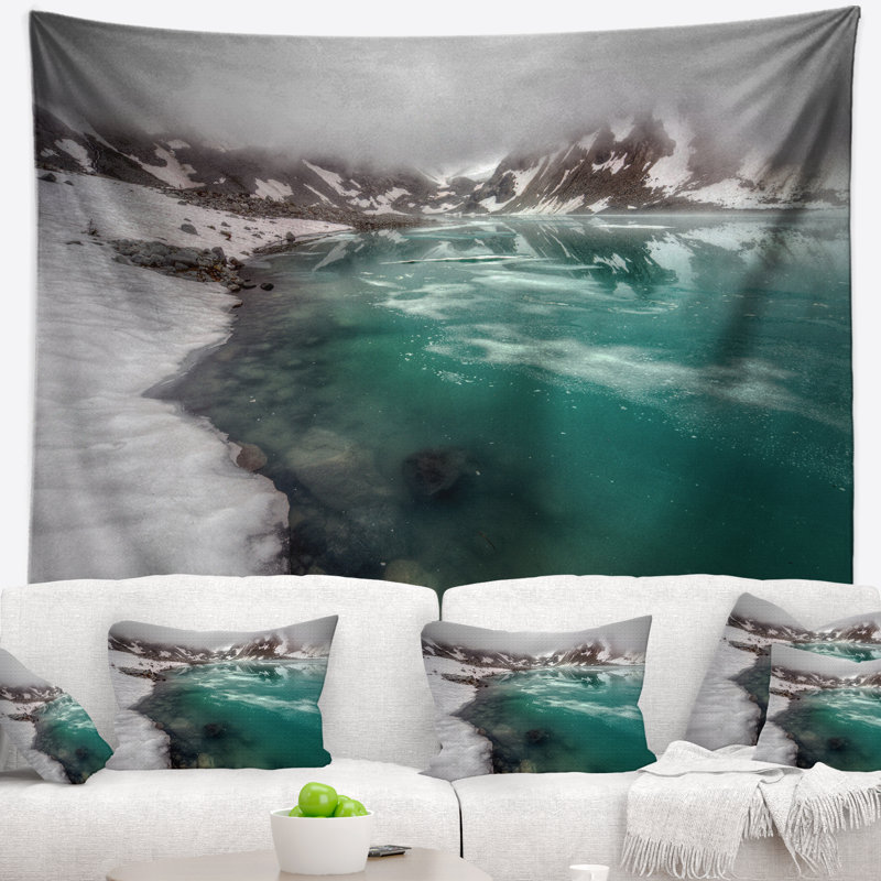 Tapisserie en polyester lake avec des montagnes icys et des accessoires suspendus inclus, H 32 po x l 39 po