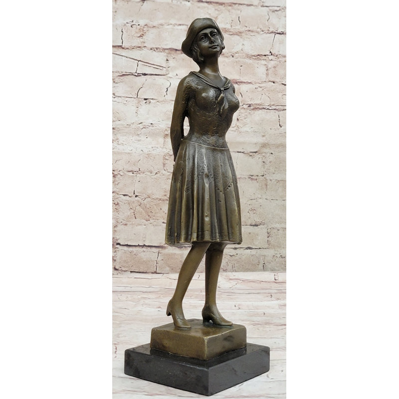Sculpture d'époque fille au chapeau