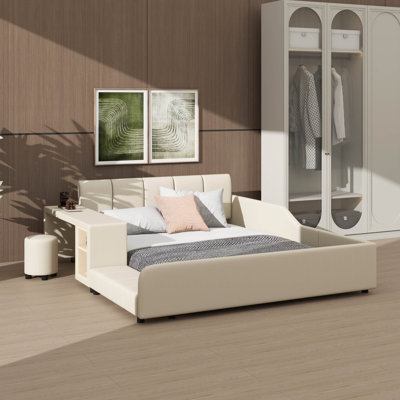 Lit grand format avec surface rembourrée, lit combiné mère et enfant avec table de chevet et petit tabouret rond