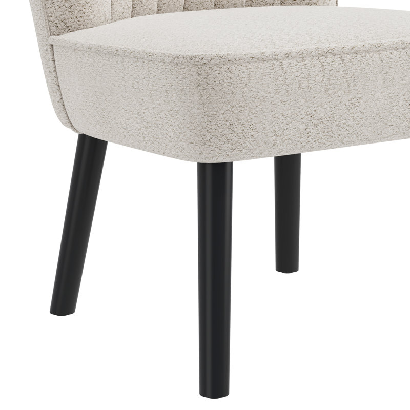 Chaise de couleur blanche - élégante et pratique pour les petits espaces