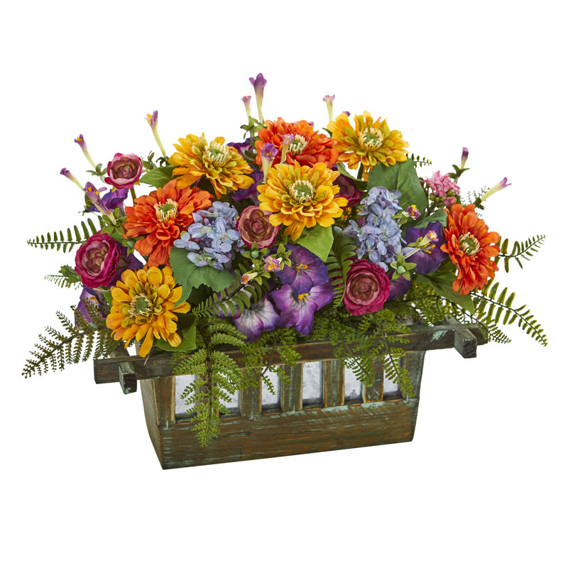 Arrangement floral mixte dans un pot de fleurs en bois