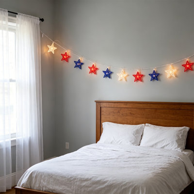  Guirlande lumineuse tissée en forme d'étoile en rotin avec lumières en forme de étoile du jour de l'Independance avec boules et accents en rotin rouge, blanc et bleu