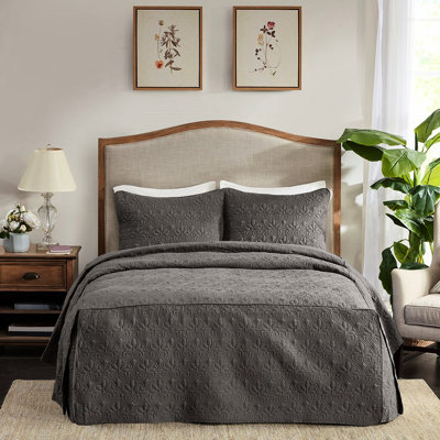 Ensemble de couvre-lit 3 pièces gris foncé pour grand lit. Microfibre, rembourrage, coins plissés, grand respirant. Avec des plis, fascinant