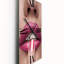 Horloge murale femme avec un doigt sur la bouche-555350257