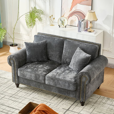 Canapé moderne gris 63 pouces avec accoudoirs arrondis, revêtement en chenille, pattes en bois et garniture cloutée, tissu velours doux, idéal pour un appartement spacieux