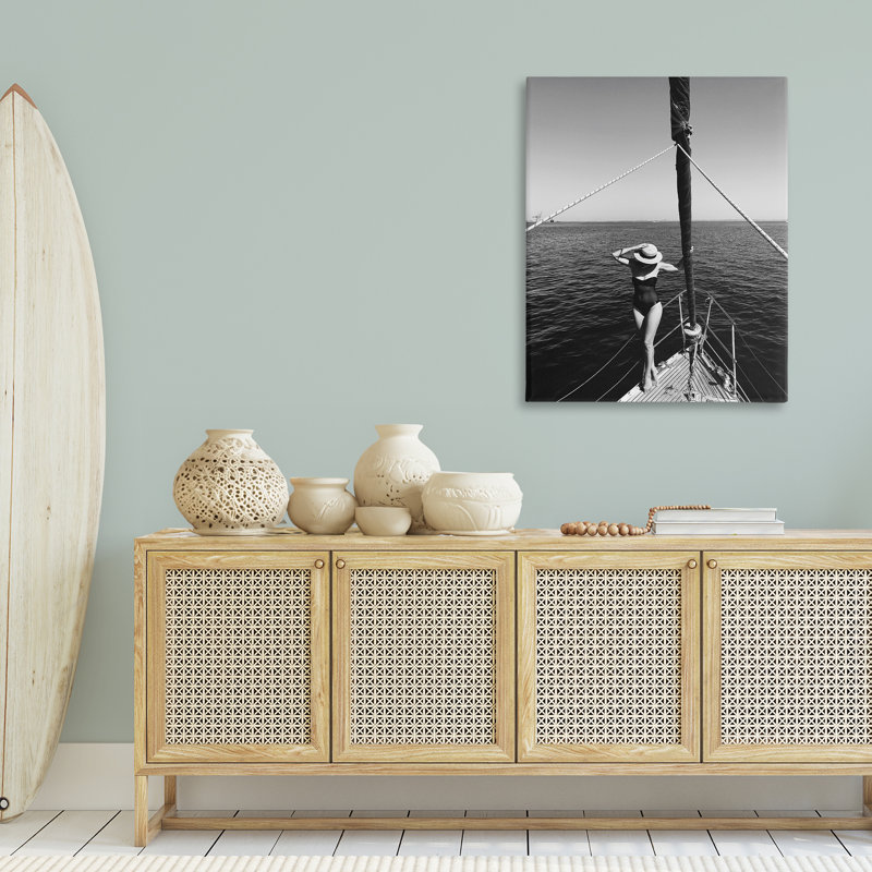 «Woman Posing on Boat», art mural par LSR Design Studio bp-483_CN, H 40 po x l 30 po