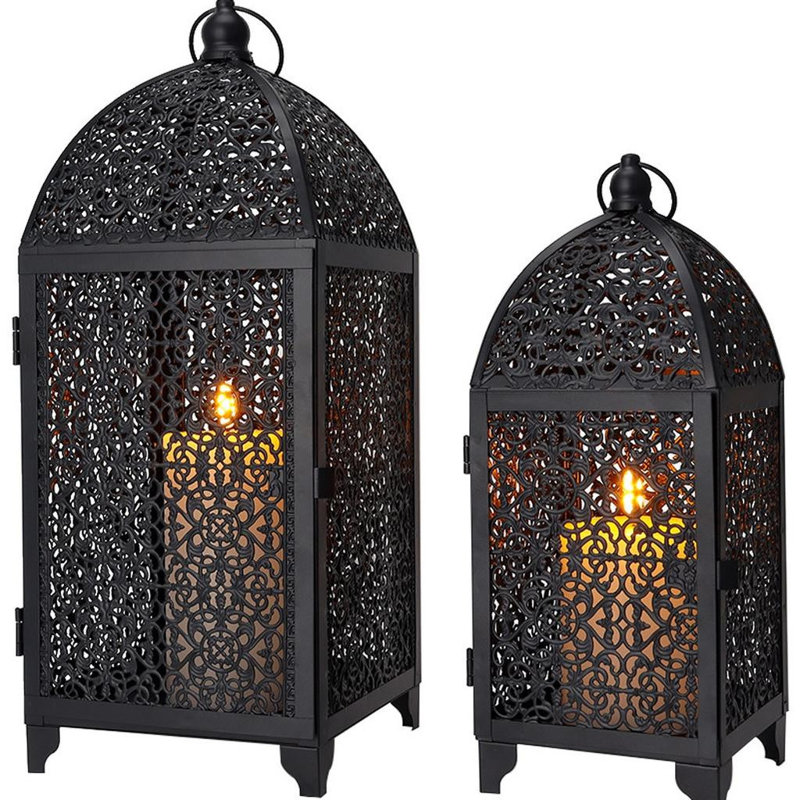 Ensemble de deux bougeoirs de lanterne de table en filigrane de métal noir