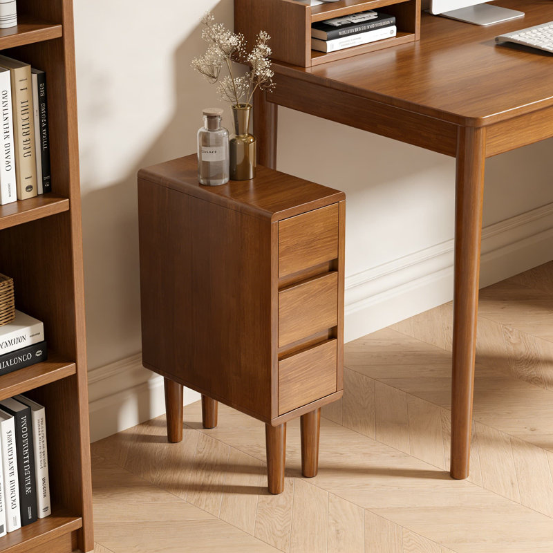 Table de chevet étroite en bois massif avec 3 tiroirs, table de chevet étroite de style Mid-Century pour les petits espaces, table de bout robuste pour la chambre à coucher, le salon ou le bureau