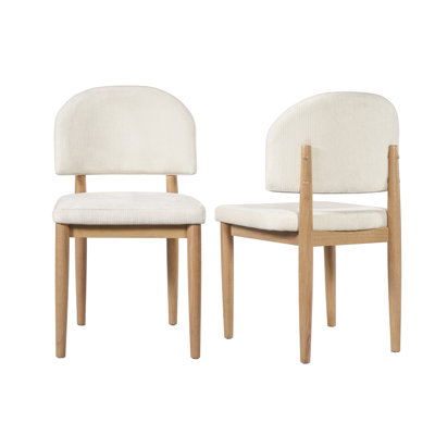 Chaise de salle à manger Kestrel moderne en bois d'hévéa naturel, avec dossier arrondi et siège en tissu texturé.