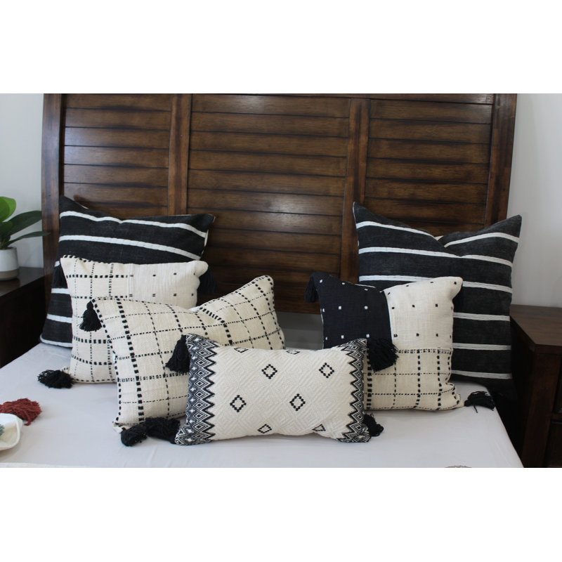 Housse de coussin décoratif 18 po x 18 po à broderies géométriques ivoire et noire