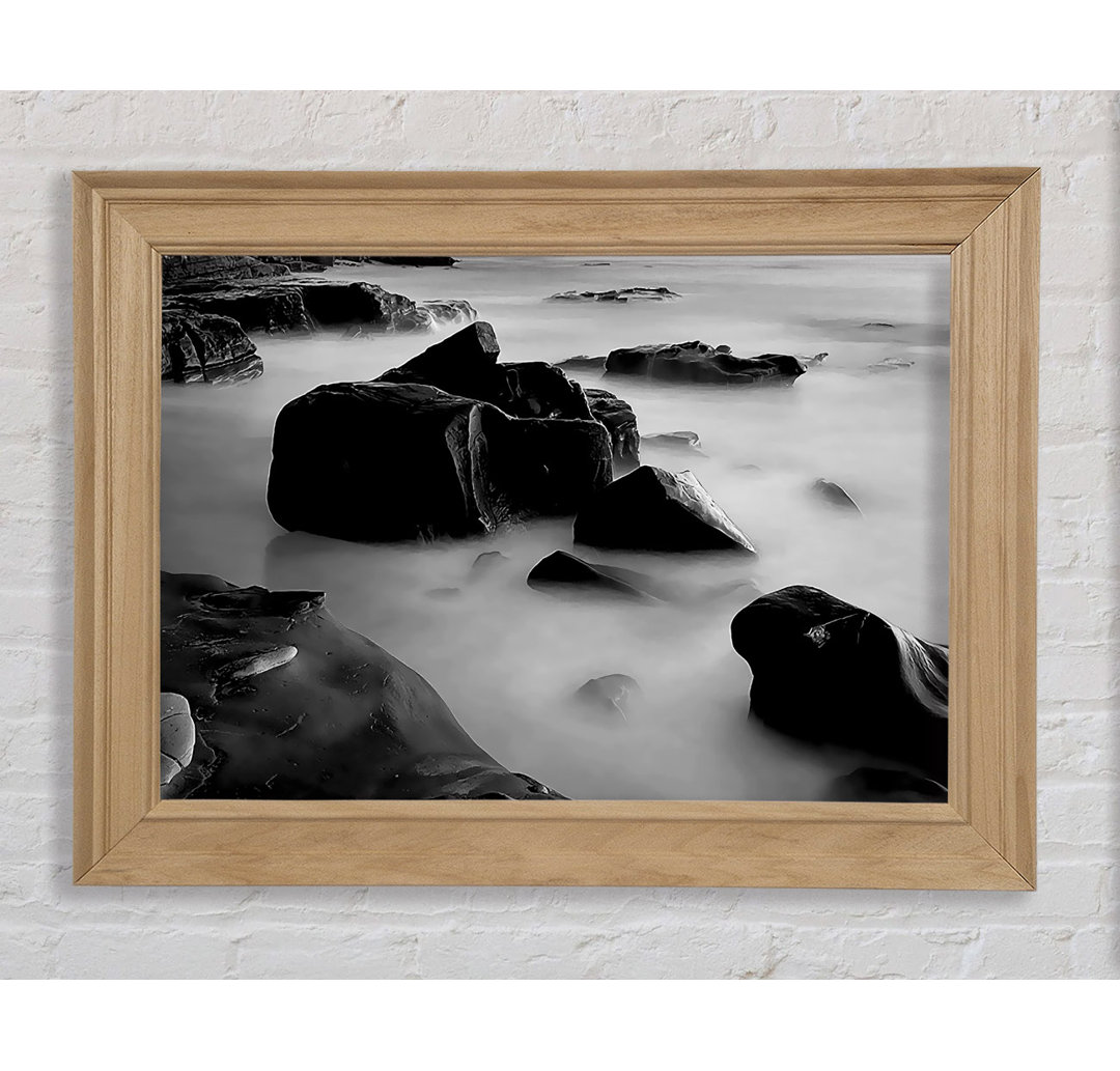 Misty Calm Ocean Rocks Black N White - Einzelne Bilderrahmen Kunstdrucke