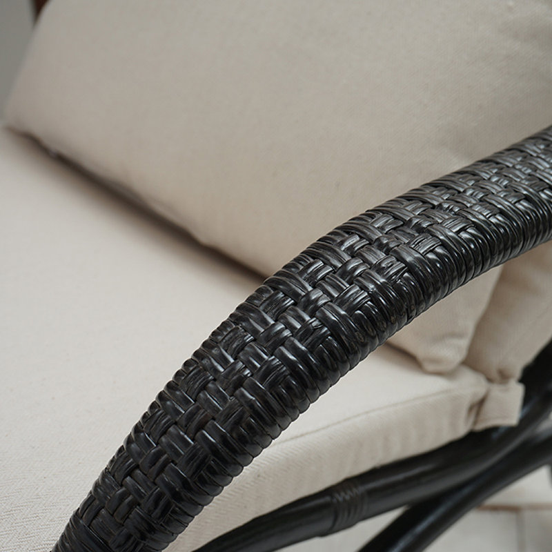 Chaise berçante simple en rotin