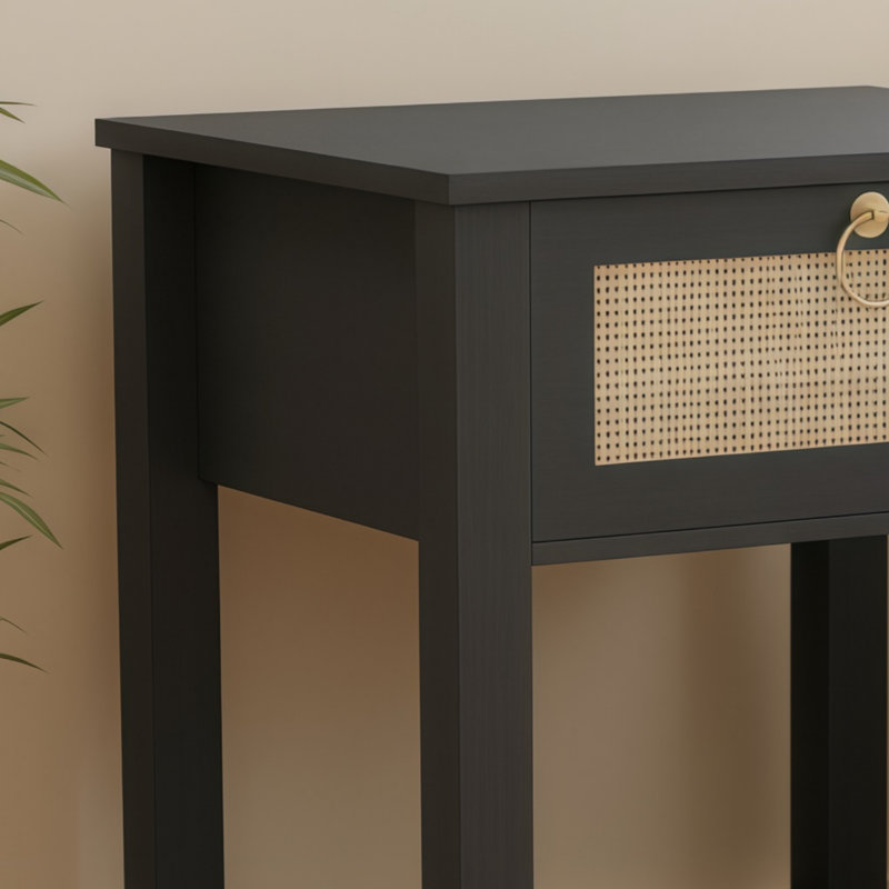 Cet ensemble de table de chevet en rotin de style bohémien 2 pièces est doté de tiroirs en rotin avec poignées en laiton, de tablettes de rangement et convient aux petites chambres à coucher, offrant un look élégant et rafraîchissant.
