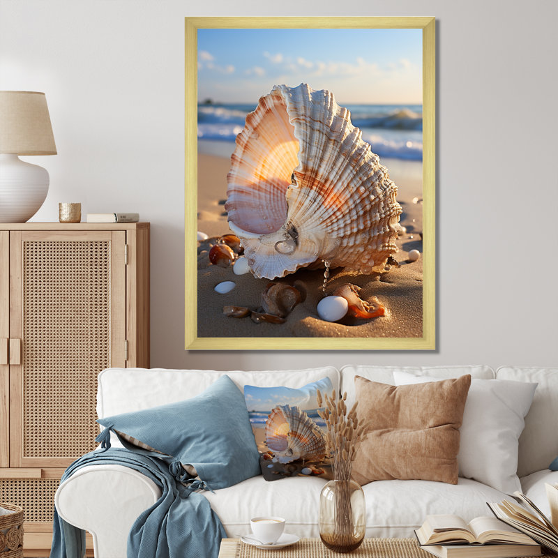 Travell White Seashell Close Up III sur toile, Encadrement doré, H 32 po x l 16 po x P 1 po