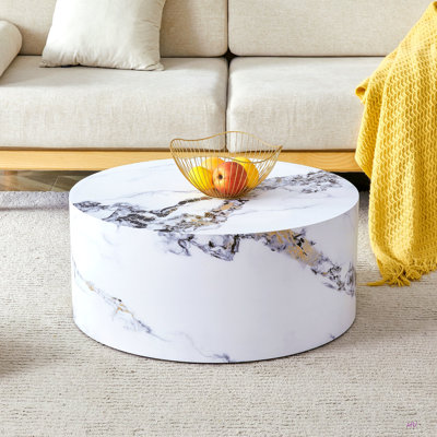 La table cylindrique avec sa conception à motifs peut être facilement intégrée dans une variété de styles d'intérieur, des tables basses aux petites tables de salle à manger, en passant par les établi ou les bureaux d'écriture de fortune.